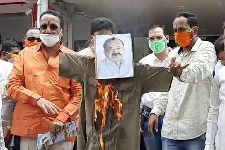 Shiv Sena protests burning of Venkaiah Naidu statue