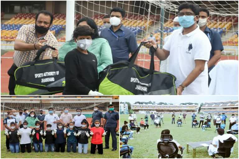 CM Hemant Soren meets women football players for U-17 FIFA World Cup , women football players in jharkhand, news of Hemant Soren, अंडर-17 फीफा वर्ल्ड कप की महिला फुटबॉल खिलाड़ियों से मिले सीएम हेमंत सोरेन, झारखंड की महिला फुटबॉल खिलाड़ी, सीएम हेमंत सोरेन की खबरें