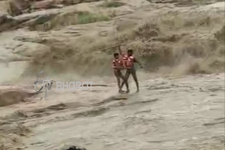 father and a son drowned in waterfall at raichur