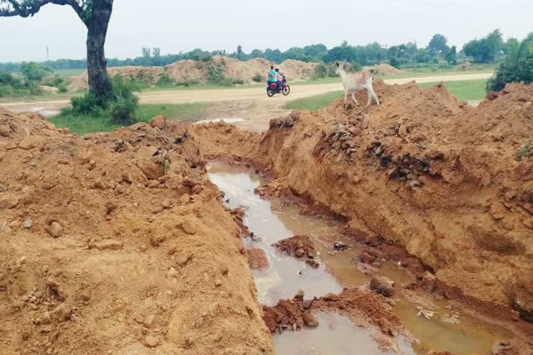 Land owner dug pit in middle of the road in jamtara, Landowner opposes road construction in jamtara, Private landholding protest in jamtara, जमीन मालिक ने जामताड़ा में सड़क के बीच खोदा गड्ढा, जामताड़ा में भूमि मालिक ने सड़क निर्माण का किया विरोध, जामताड़ा में निजी जमाबंदी जमीन का विरोध