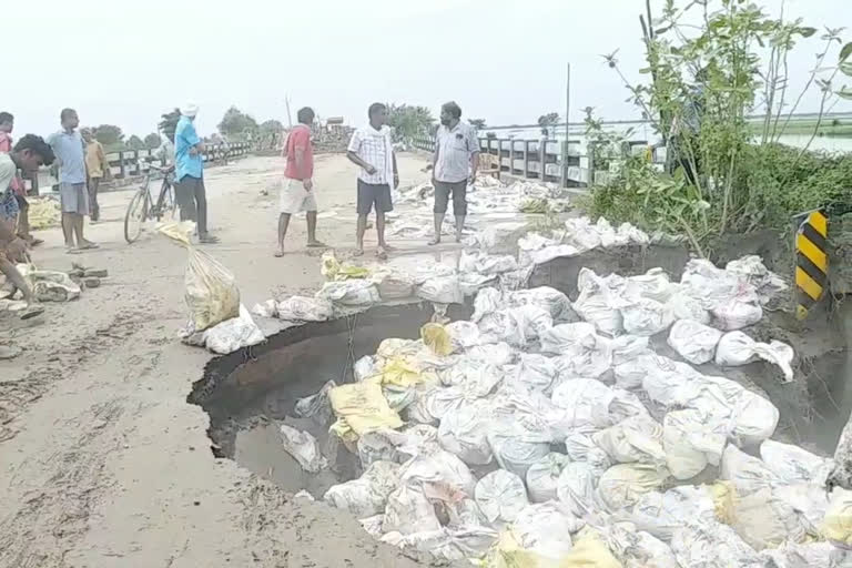 बेतिया-गोपालगंज अप्रोच रोड ध्वस्त