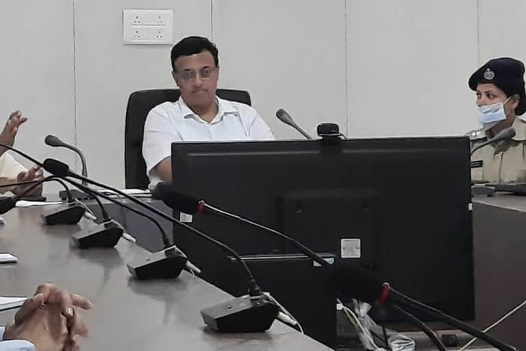 Principal Secretary Neeraj Mandloi reviewed the corona situation in the district