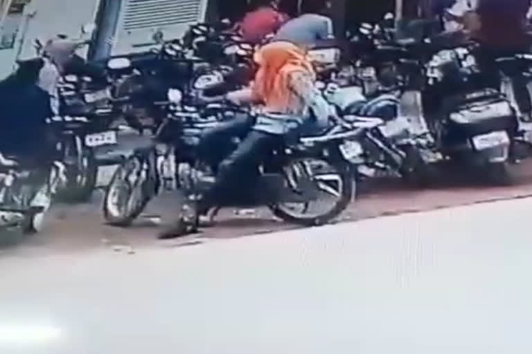 Young man steals journalist's motorcycle in Moga