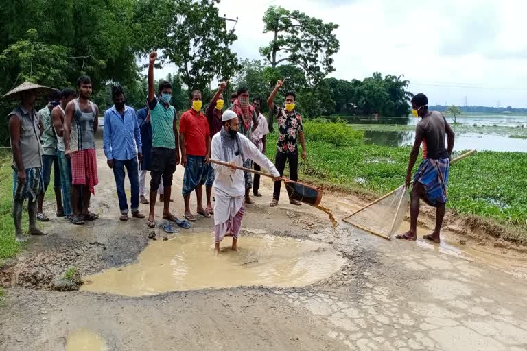 পথ নিৰ্মাণৰ দাবীৰ ৰাইজৰ প্ৰতিবাদ