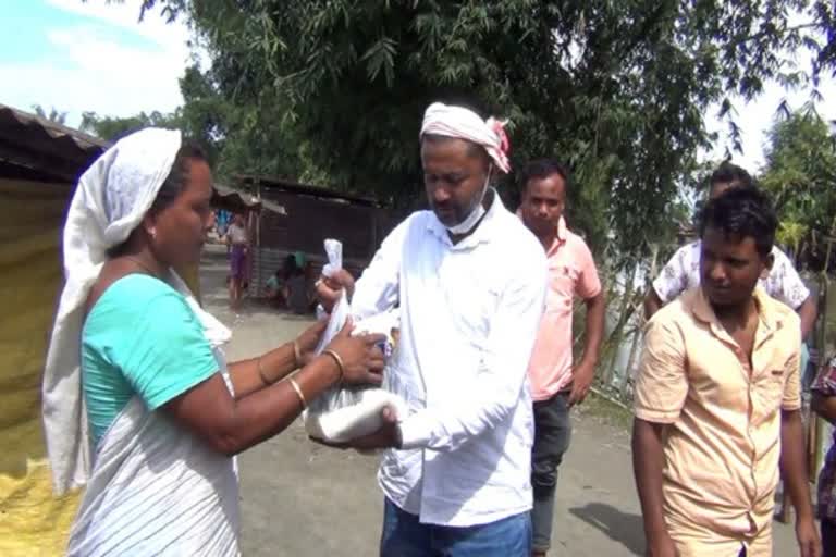 জোনাই বেৰাচাপৰিত তিনিশতাধিক বানাক্ৰান্তৰ মাজত বান সাহাৰ্য বিতৰণ