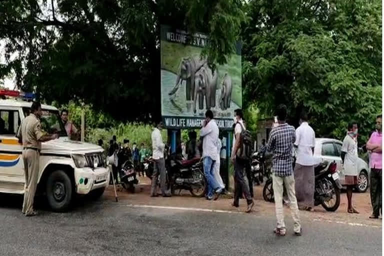 Villagers in Andhra Pradesh  Andhra Pradesh protest  Andhra COVID-19 victims  Rangampeta protest  COVID-19 in Andhra Pradesh  കൊവിഡ് ബാധിച്ച് മരിച്ചവർക്ക് ശ്മശാനം  ആന്ധ്രയിൽ പ്രതിഷേധം