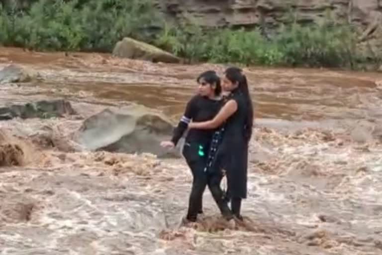 MP Chindwada: 2 Sisters rescued trapped in river while taking selfy.