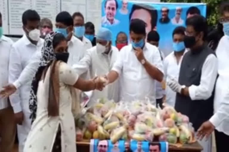 fruits distribution at niloufer by minister talasani