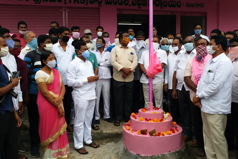 telangana government whip rega kantha rao inaugrauted trs party office in manuguru