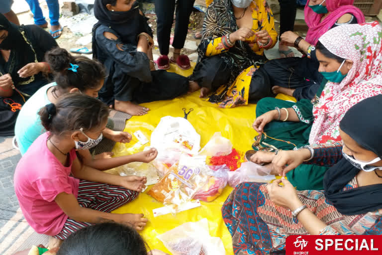 gadiya lauhar community women of delhi are preparing rakhi for soldiers