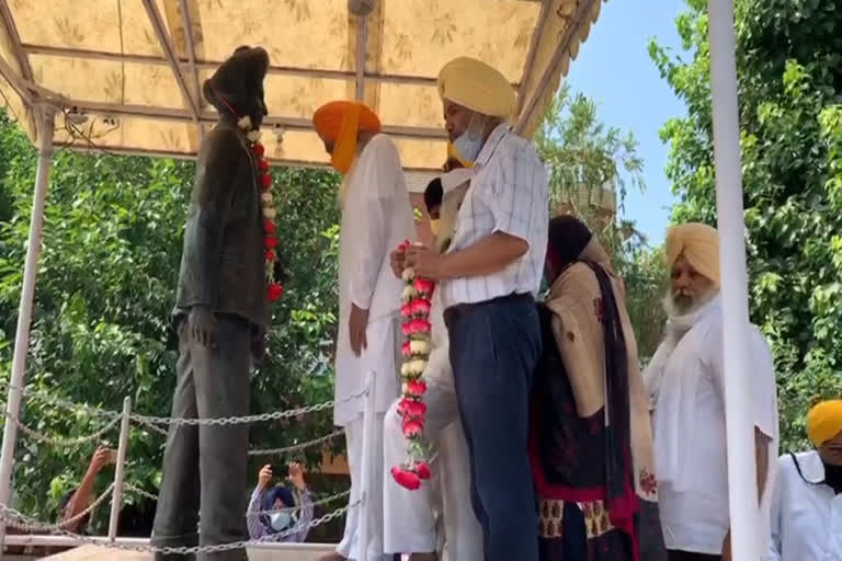 ਸ਼ਹੀਦ ਕਰਨੈਲ ਸਿੰਘ ਨੂੰ ਸ਼ਰਧਾਂਜਲੀ ਦੇਣ ਪਹੁੰਚੇ ਸੁਖਦੇਵ ਢੀਂਡਸਾ, ਸੋਸ਼ਲ ਡਿਸਟੈਂਸਿੰਗ ਦੀਆਂ ਉਡਾਇਆਂ ਧੱਜੀਆਂ