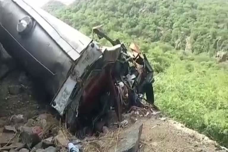 sirohi news  road accident news  etv bharat news  news of the accident  national highway 62  reflex tanker  milk tanker reflex