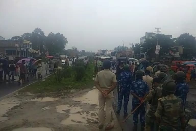 National Highway Blocked by tribal people in Raiganj