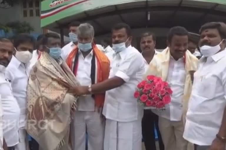 former-union-committee-chairman-joined-the-aiadmk