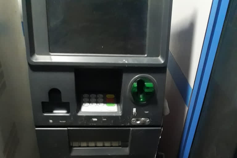 Woman cheats on another to collect money from ATM