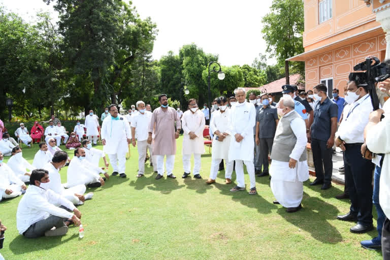 Rajasthan  Congress MLAs supporting CM Gehlot  CM Gehlot  Jaipur  COVID-19 pandemic  The Chief Minister had met the Governor  രാജസ്ഥാൻ പ്രതിസന്ധി  രാജസ്ഥാൻ  ജയ്‌പൂർ  നിയമസഭാ സമ്മേളനം  കൊവിഡ്  ഗവർണറുടെ പരാമർശം