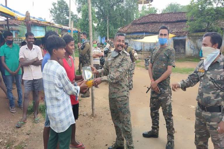 Gumla police met villagers of Naxalite area, naxal news of gumla, news of gumla police, नक्सली क्षेत्र के ग्रामीणों से गुमला पुलिस ने की मुलाकात, गुमला में नक्सल की खबरें, गुमला पुलिस की खबरें