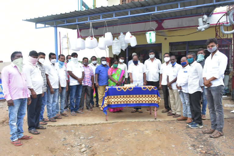 TRS Leaders Distributes Sweets On Ktr Birth day special