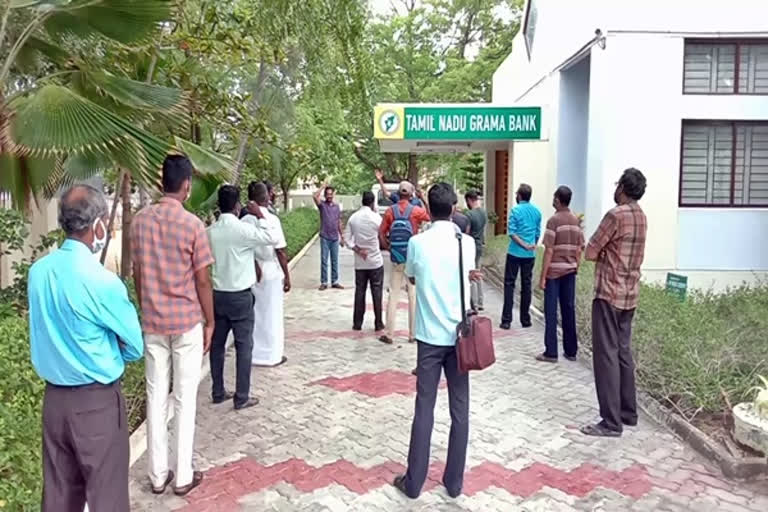 TN gram bank workers protest against management