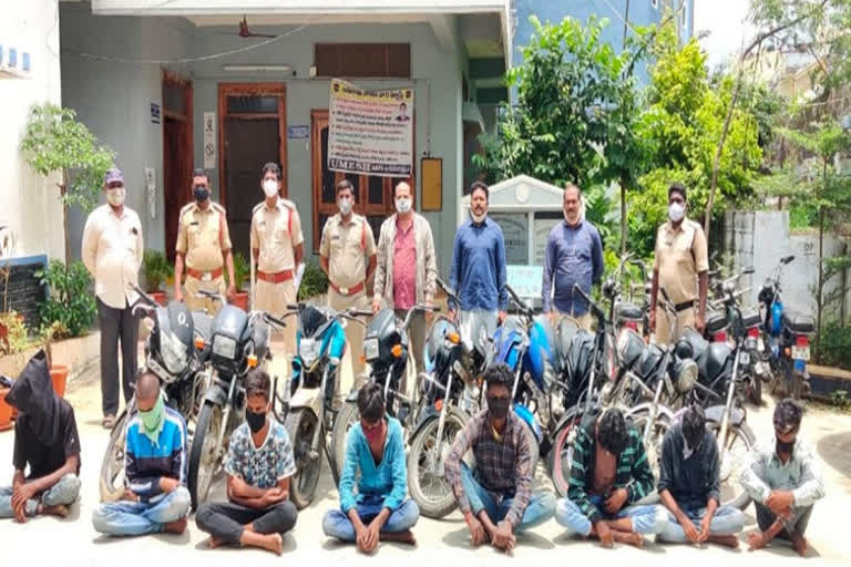 Gang arrested for two-wheeler thefts in jangaon district