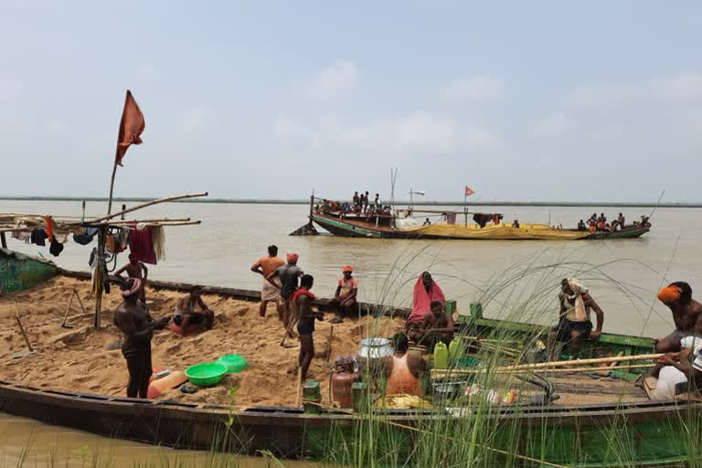 Boat capsizes in Bihar