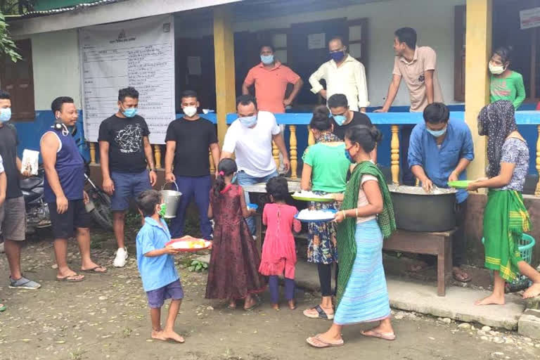 জোনাইত বান শিবিৰত থকা বন্যাৰ্তলৈ মাংস-ভাতৰ যোগান