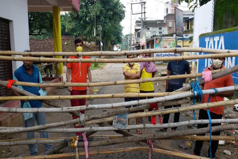 gumla District administration is unable to provide facilities in Containment Zone, corona in gumla, people rucks Containment Zone gumla, गुमला के कंटेनमेंट जोन में जिला प्रशासन नहीं करा पा रही सुविधा उपलब्ध, गुमला में कोरोना,  गुमला के कंटेनमेंट जोन में लोगों ने किया हंगामा