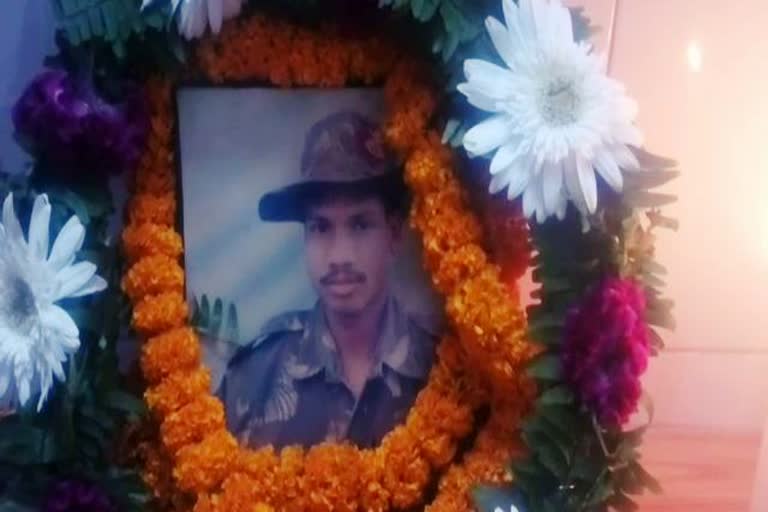 Kargil vijay diwas 2020, Kargil vijay diwas, Martyred jawan virendar Mahto in Kargil, virendar Mahto martyred in Kargil, soldier of godda virendar Mahto, virendar Mahto Martyr in Kargil, कारगिल विजय दिवस 2020, कारगिल विजय दिवस की खबरें, कारगिल में शहीद जवान वीरेंद्र महतो, कारिगल में शहीद हुए गोड्डा के वीरेंद्र महतो