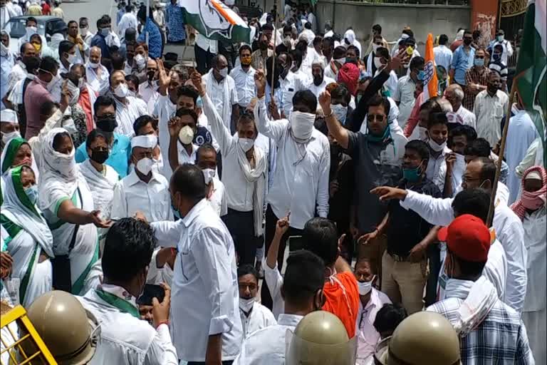 Congressmen protest on the district headquarters