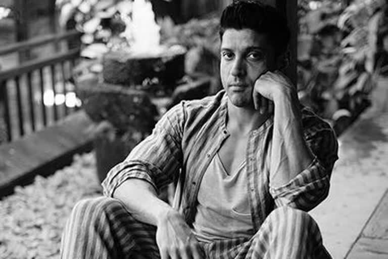 Farhan Akhtar resumes shoot