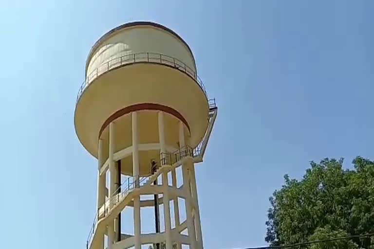 Sawai Madhopur Police News, woman climbed a tank in Sawai Madhopur