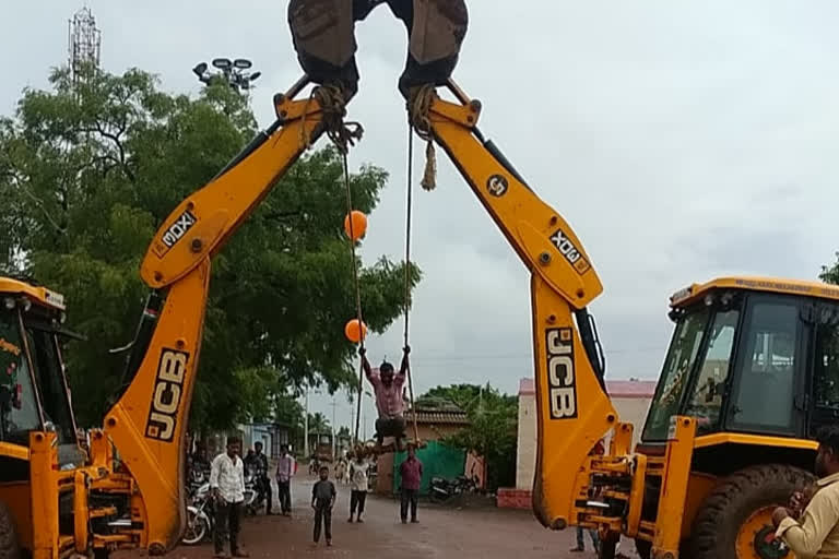 Different style played swing, Different style played swing in belagavi, Different style played swing news,  Nagara Panchami fest,  Nagara Panchami fest news,  Nagara Panchami fest latest news, jokali news, swing news, ಜೆಸಿಬಿಗೆ ಹಗ್ಗ ಕಟ್ಟಿ ಜೋಕಾಲಿ ಆಡಿದ ಜನ, ಬೆಳಗಾವಿಯಲ್ಲಿ ಜೆಸಿಬಿಗೆ ಹಗ್ಗ ಕಟ್ಟಿ ಜೋಕಾಲಿ ಆಡಿದ ಜನ, ನಾಗರ ಪಂಚಮಿ, ನಾಗರ ಪಂಚಮಿ ಸುದ್ದಿ, ಜೋಕಾಲಿ ಸುದ್ದಿ,