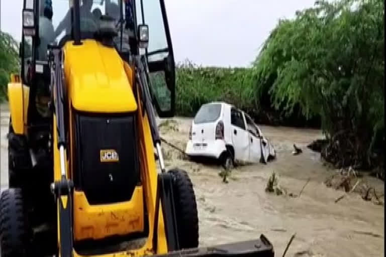 Telangana  Jogulamba Gadwal  missing woman  overflowing water stream  accident  തെലങ്കാന  നദിയിലെക്ക് കാർ മറിഞ്ഞ് യുവതിയെ കാണാതായി  ഹൈദരാബാദ്