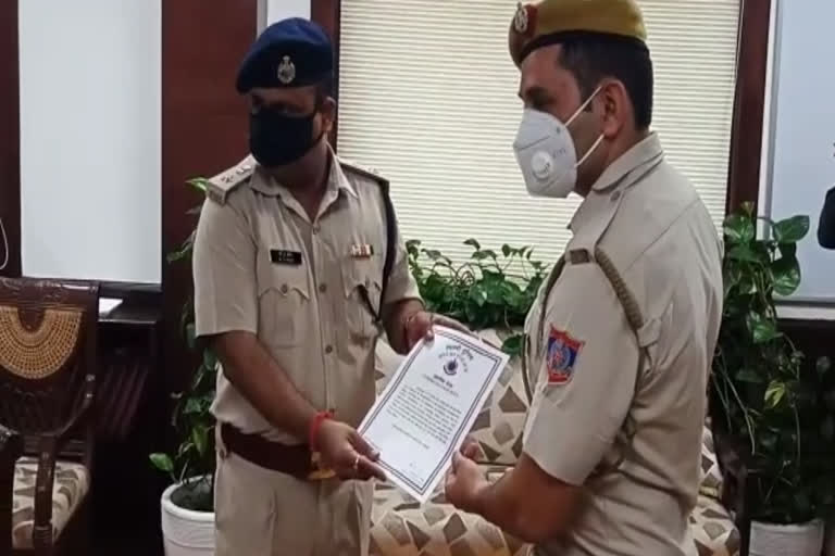 Delhi Police Commissioner awarded to raj park police for solving robbery case