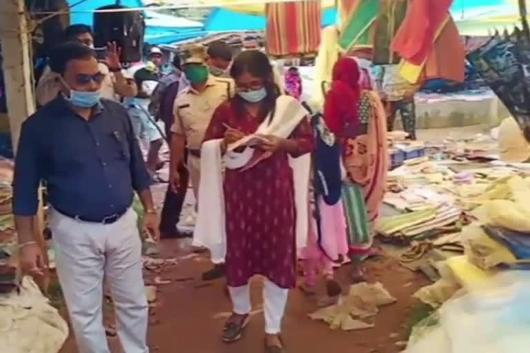 Administrative staff inspecting the market