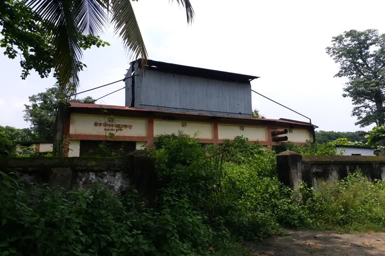 Poor condition of government building