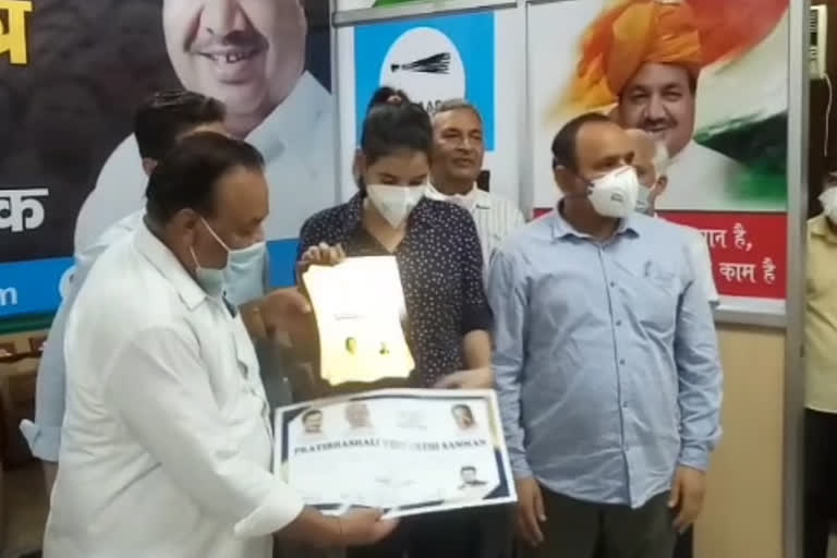 AAP MLA mahendra goyal honored students who get more than 90 percent in result