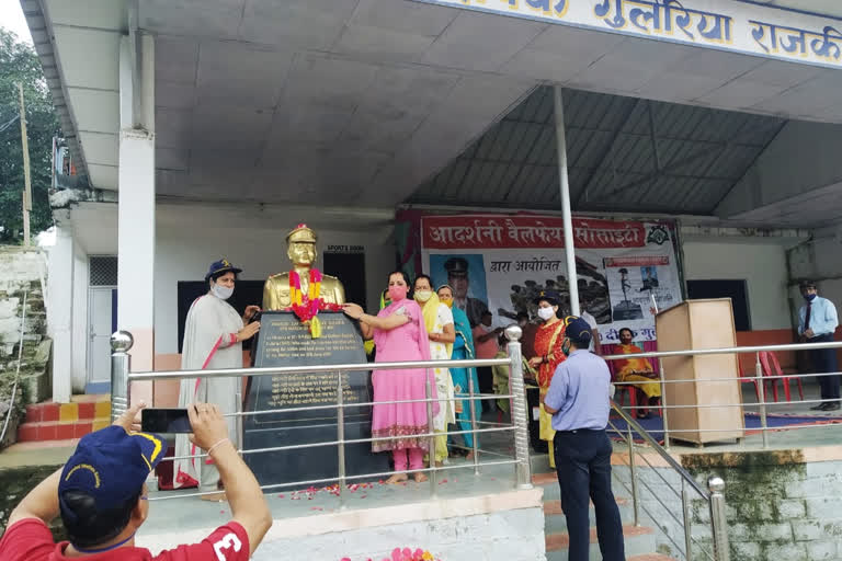 People garlanded martyr Captain Deepak Guleria memorial in Cholathra