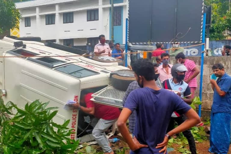 അബ്ക്കാരി കേസ്  ഏനാത്ത് പൊലീസ് സ്റ്റേഷൻ  പൊലീസ് ജീപ്പ് മറിഞ്ഞു  police jeep overturned