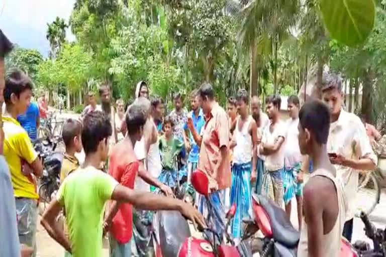 Protest against government at flood effected area madhabpara nagaon assam etv bharat news