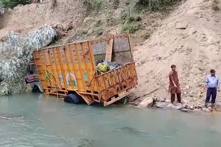 driver injured after truck plunges into river sindh