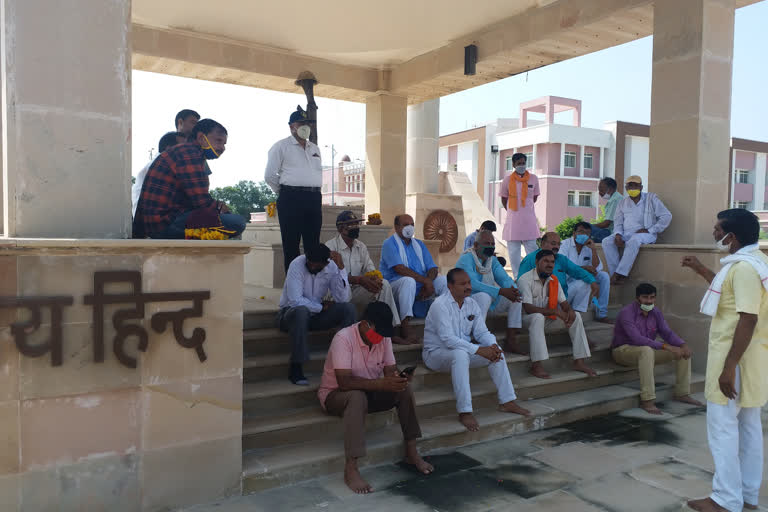 Ex-servicemen union and social organizations reached martyr memorial, paid tribute to Kargil martyrs