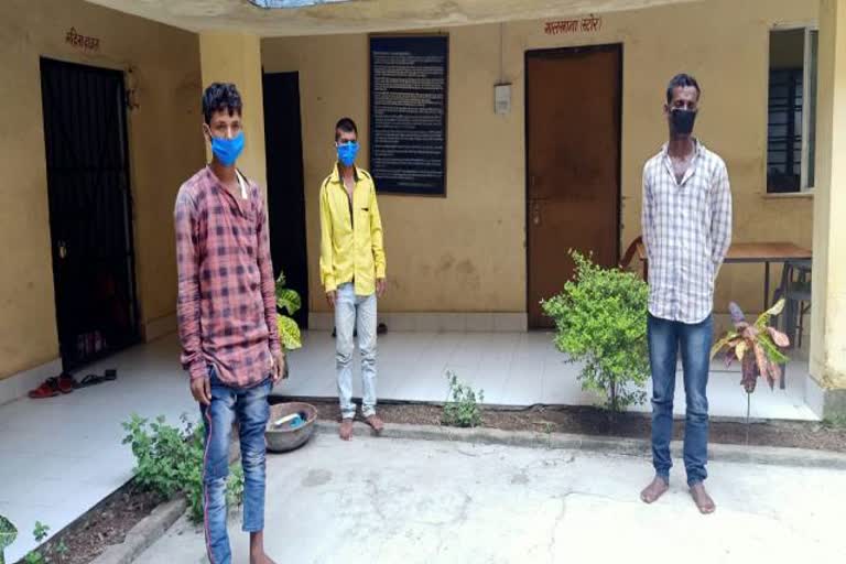 Three accused arrested for molesting a minor girl in garhwa, crime news of garhwa, molestation with minor girl in garhwa, गढ़वा में नाबालिग छात्रा से छेड़छाड़ करने वाले तीन आरोपी गिरफ्तार, गढ़वा में नाबालिग छात्रा से छेड़छाड़, गढ़वा में अपराध की खबरें