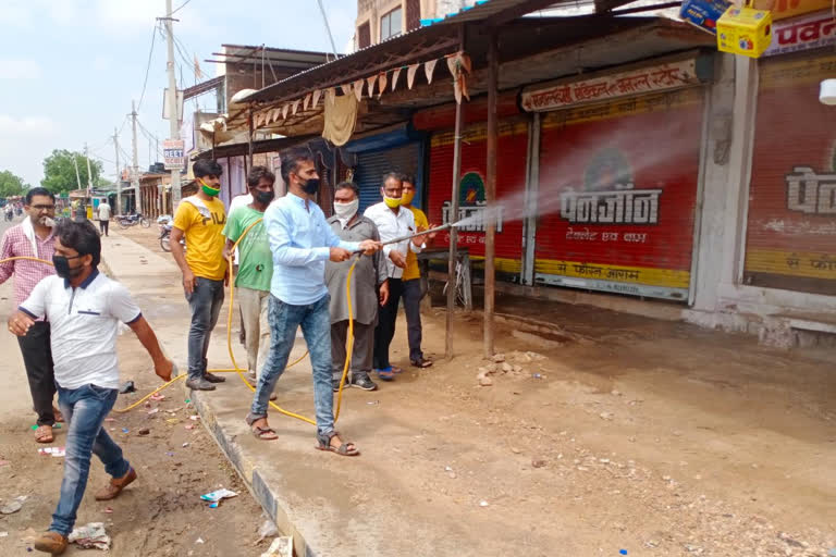 Spraying of hypochlorite in Bawdi town, जोधपुर न्यूज, बावड़ी कस्बे में सैनिटाइजेशन