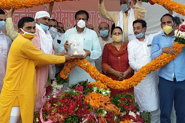 omprakash dhankar addresses bjp workers in hasanpur village of jhajjar