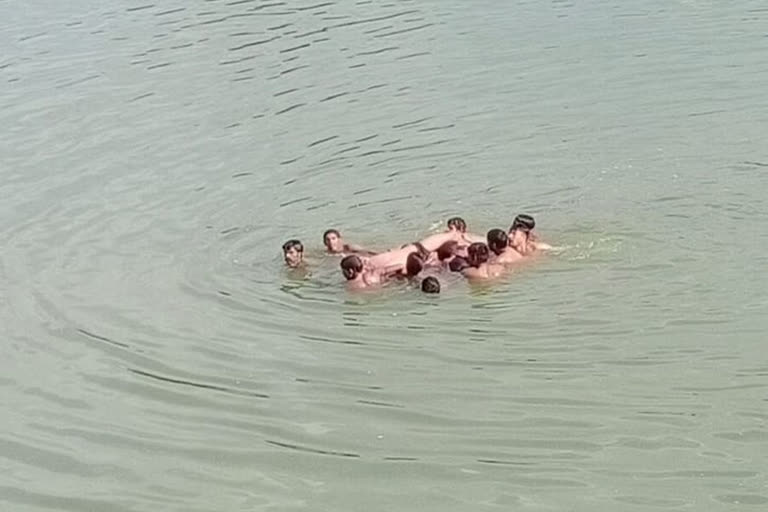 A youth who went to bathe in the river drowned in water