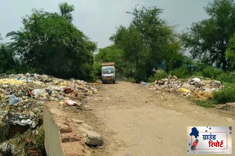 people facing problem of garbage at vikaspuri to mundka road