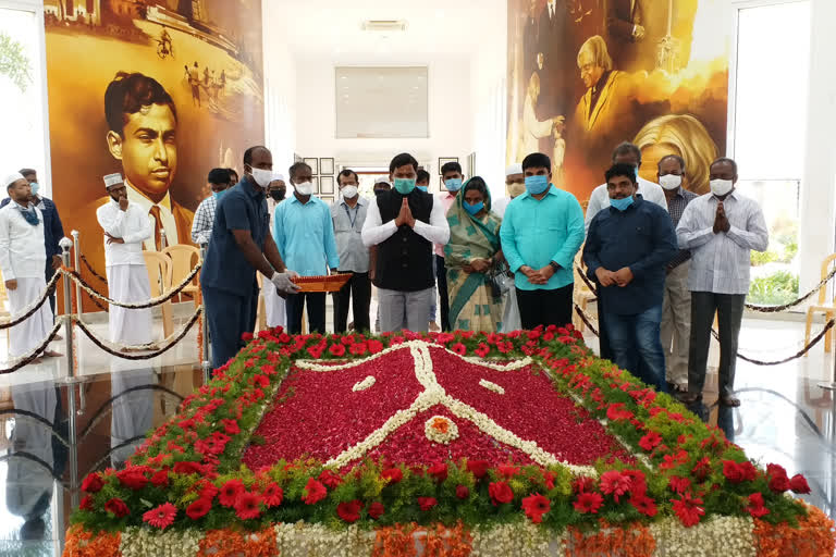 District collector veera raghava rao pays respect