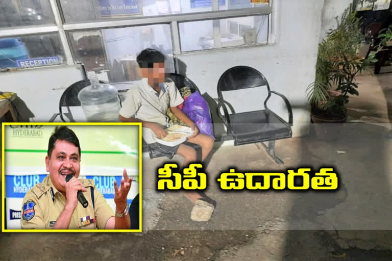 పదేళ్ల బాలుడికి భోజనం పెట్టించిన సీపీ మహేశ్ భగవత్‌