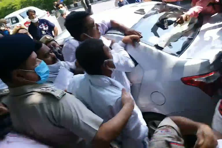 delhi pradesh congress committee protested at rajniwas over rajasthan political crises